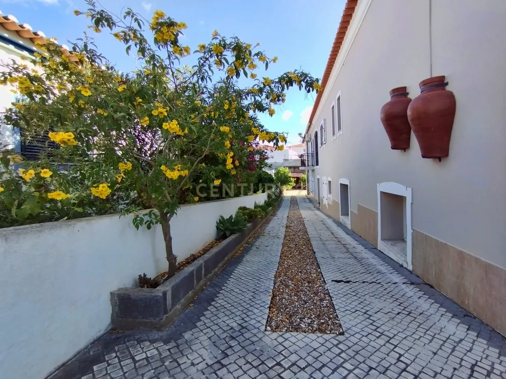 Oportunidade Única! Elegante Moradia + Apartamento T2 + Espaço + Funcionalidade = Qualidade de Vida. - Image 41