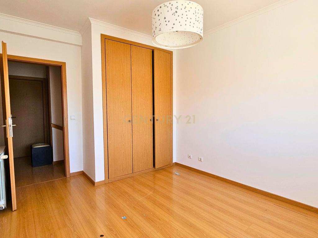 Moradia T4 em Oeiras para arrendar com garagem e terraço - Image 17
