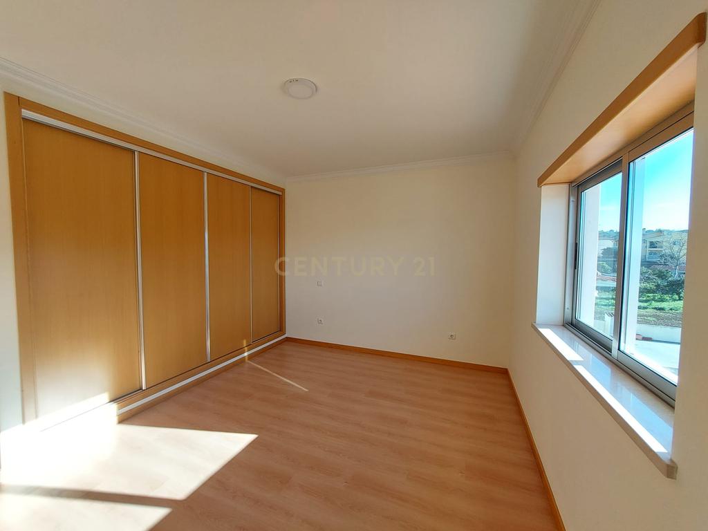 Moradia T4 de 3 Pisos com Piscina e Jardim - Image 25