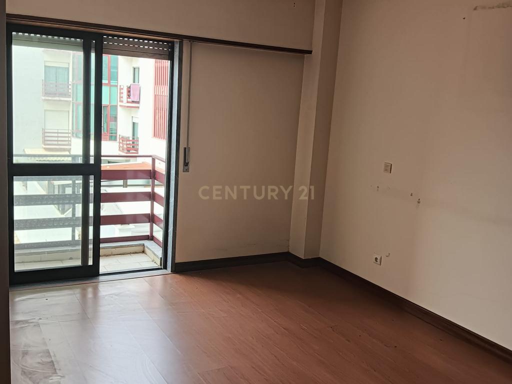 T3 com Suite/Garagem e Arrecadação - Vialonga - Image 49