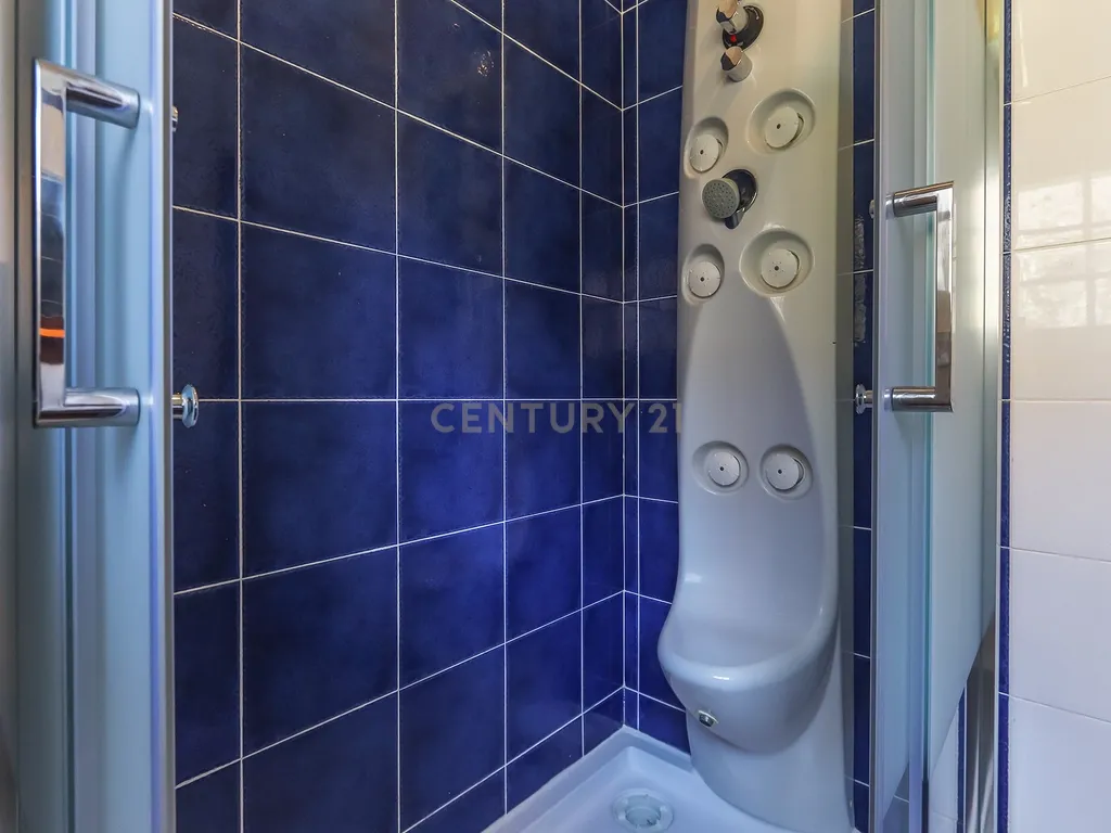 Apartamento T3 para arrendamento com varanda junto à Avenida de Roma | Prédio com "arte" - Image 29