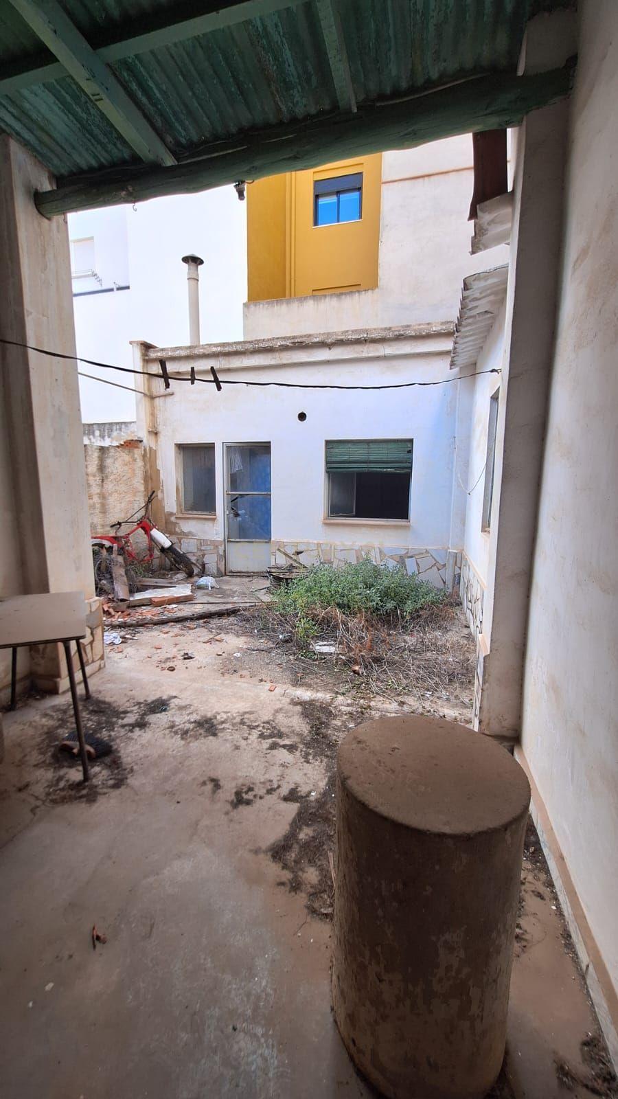 Moradia original para renovar em Benetússer – Localização privilegiada e sem risco de inundação! - Image 13