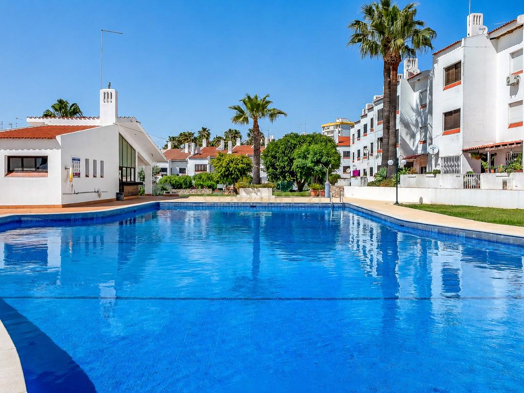 T1+1 Rés do Chão com Logradouro Privativo em Condomínio com Piscina Montechoro, Albufeira - Image 2