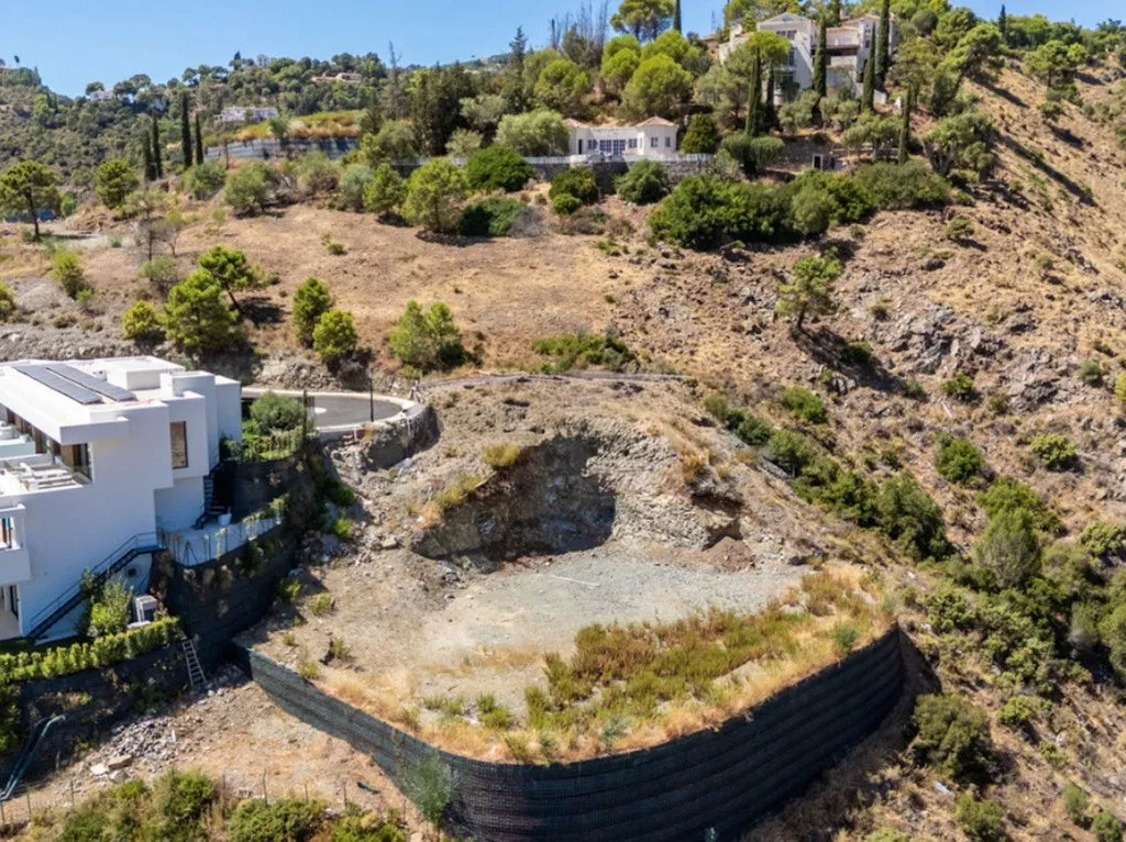 Terreno excepcional com 1.812 m² na prestigiada zona de Lomas de La Quinta, Benahavís - Image 8