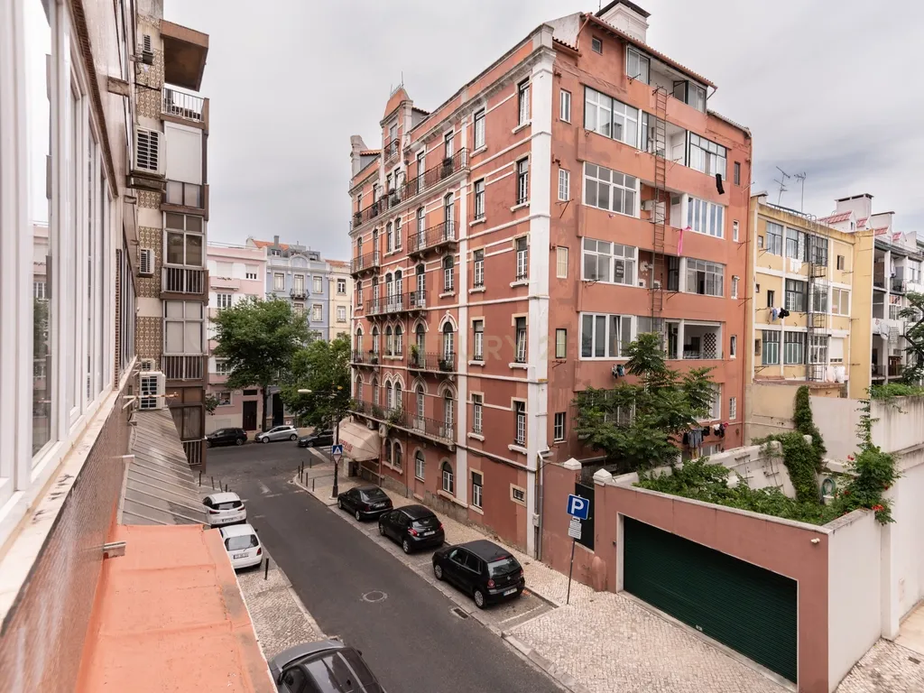 Apartamento T3 com elevador e garagem na Rua Luciano Cordeiro, em Lisboa - Image 30