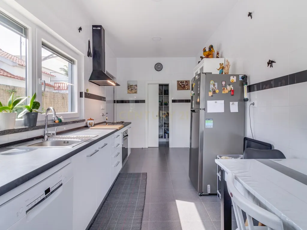 Moradia T3 Térrea Isolada com Zona Gourmet, Garagem e Carregamento Elétrico – Alcabideche - Image 8
