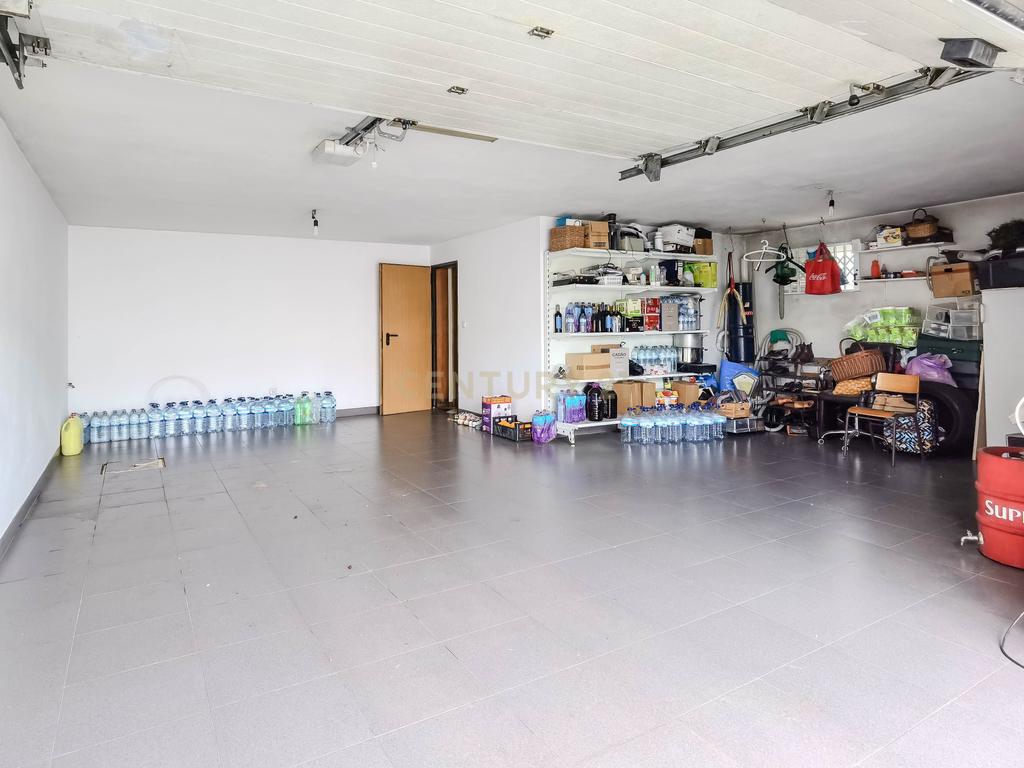 Moradia T4 de 4 Frentes com Jardim, Cozinha Regional e Garagem – Custoias, Matosinhos - Image 31