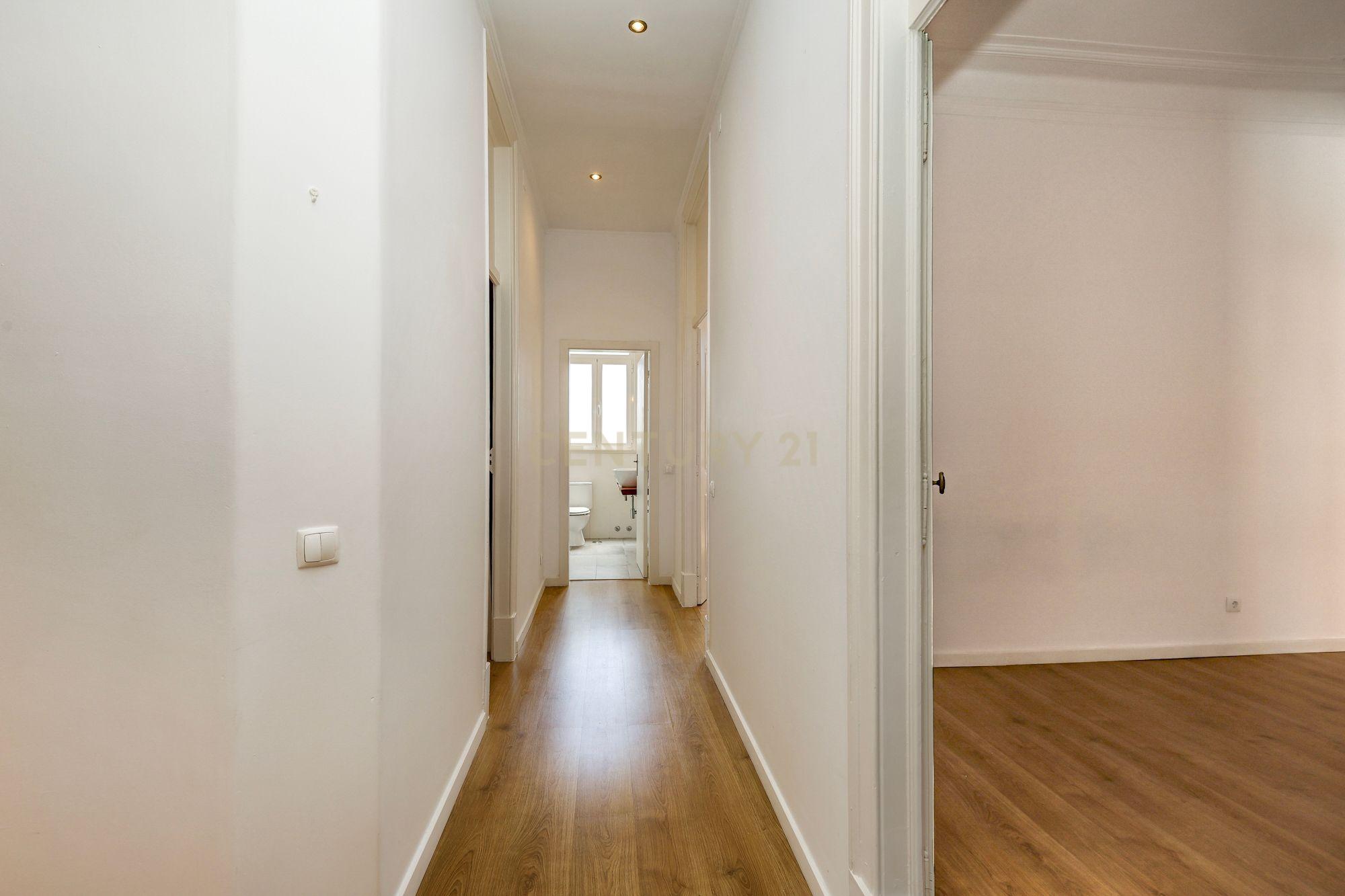 Fotografia 8 de Arrendamento de Apartamento T3, Renovado, na Lapa - Estrela