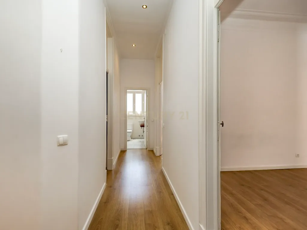 Arrendamento de Apartamento T3, Renovado, na Lapa - Estrela - Image 8