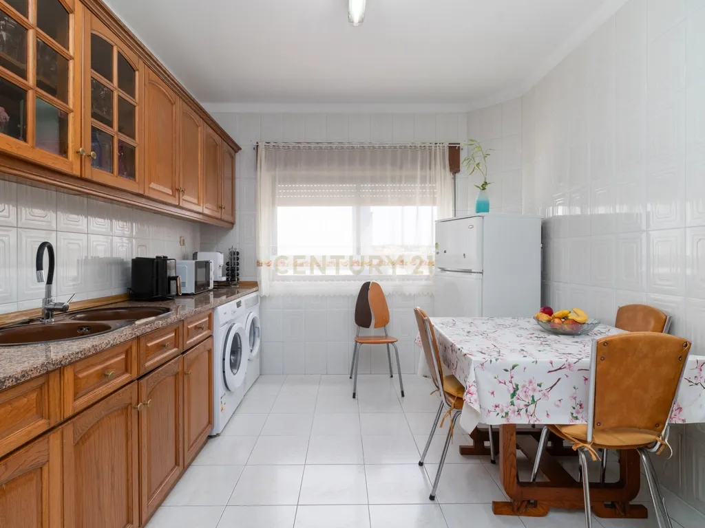Apartamento T3 com garagem e arrecadação em Abrantes - Image 21