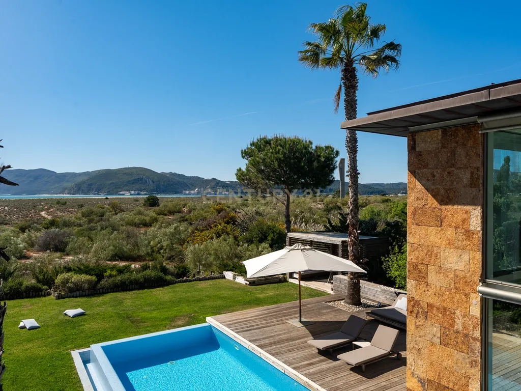 Moradia Exclusiva em Primeira Linha de Mar com Piscina Infinita / Tróia-Carvalhal - Image 42