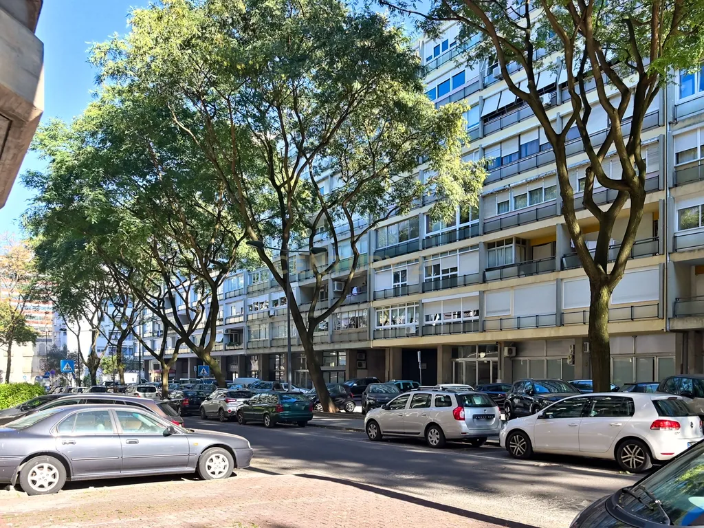 * RESERVADO * Apartamento T2 renovado para arrendamento em São Domingos de Benfica, Lisboa - Image 1