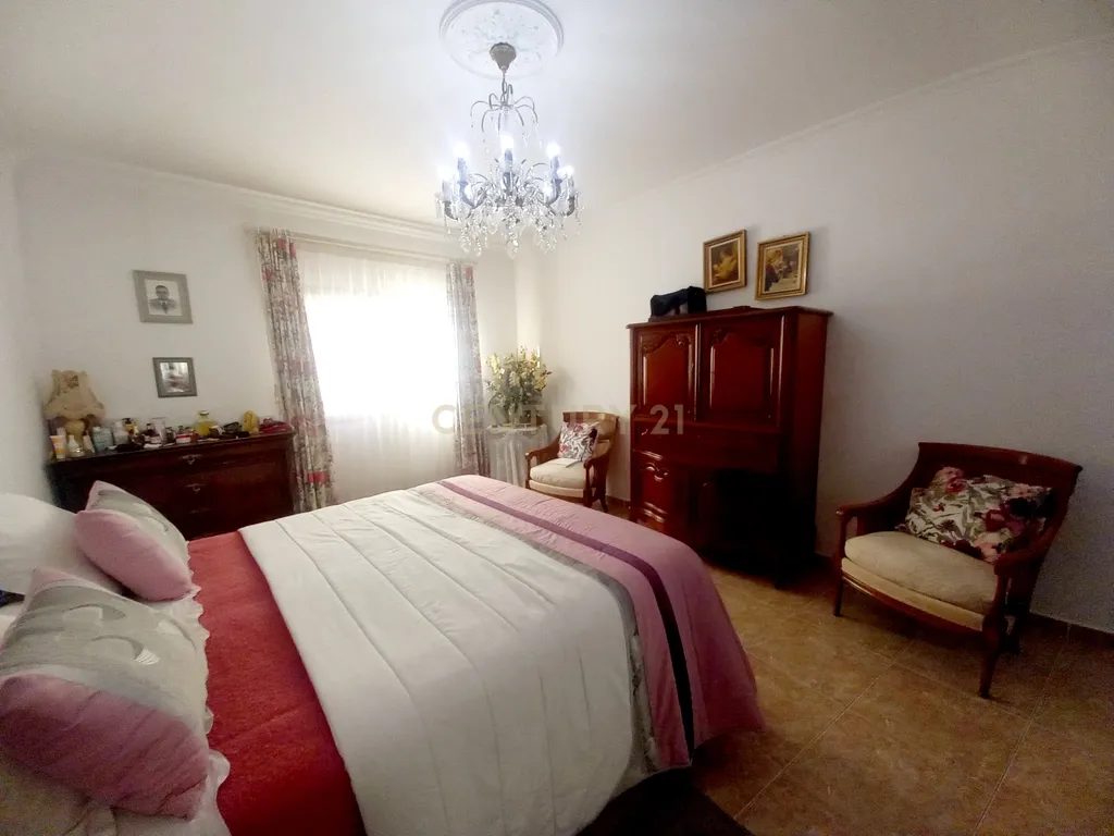 Moradia T4 com Vista Panorâmica em Chaves - Image 7