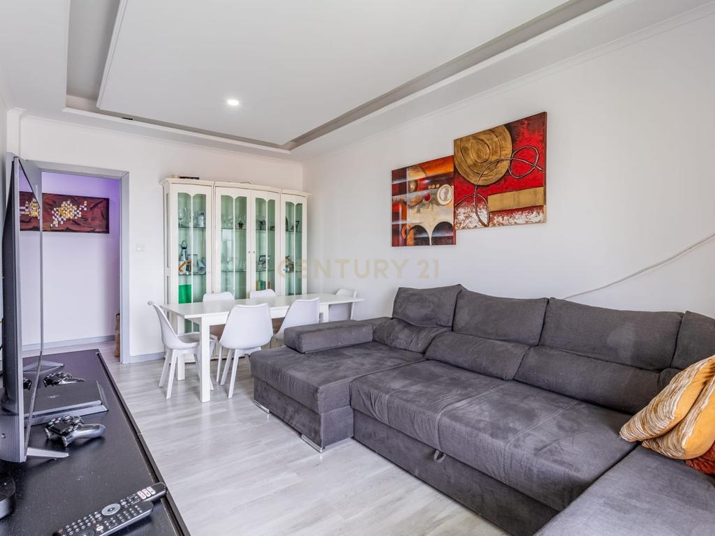 Apartamento T3 na Ramada com 92 m² e vista incrível para Lisboa - Image 2