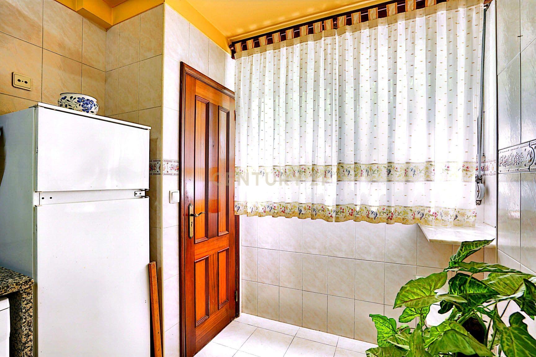 Fotografia 11 de Apartamento T3 convertido em T2 em Linda-A-Velha - excelente localização