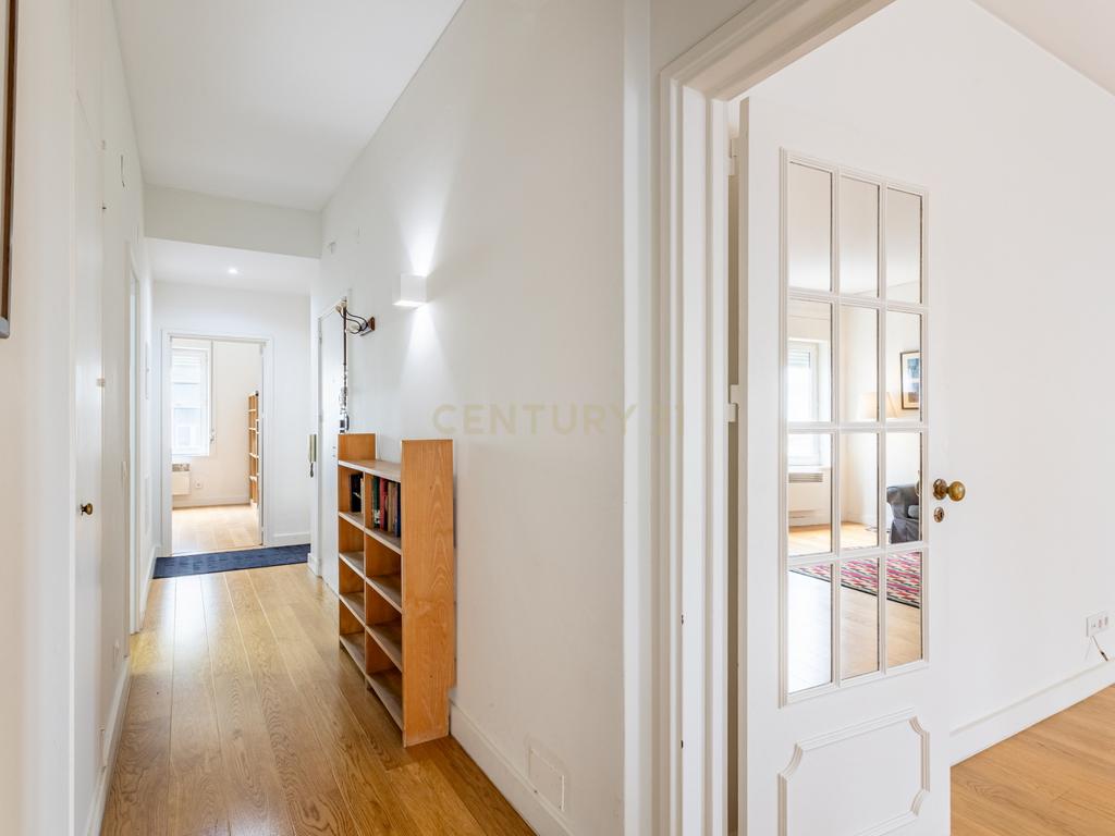 Apartamento T2 renovado, com estacionamento e elevador, em Campo de Ourique, Lisboa - Image 6