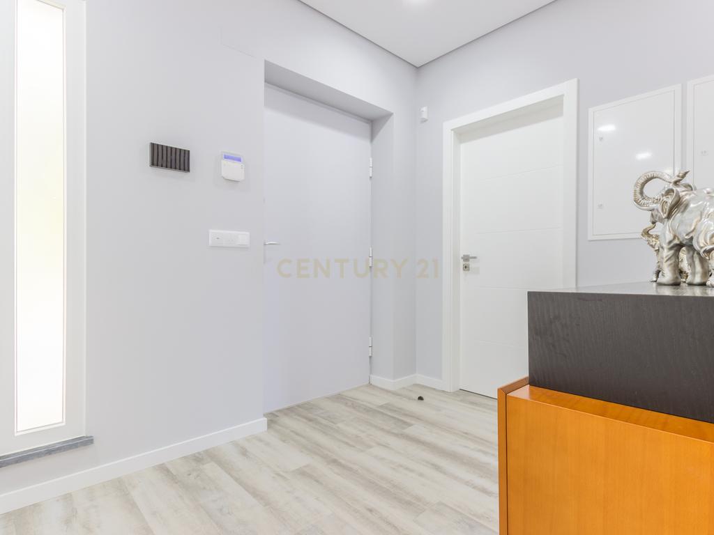 Vila Alegre / Fernão Ferro - Luxuosa moradia isolada térrea de 4 assoalhadas com arquitetura comtemporânea inserida em lote de 2775 m² - Image 15