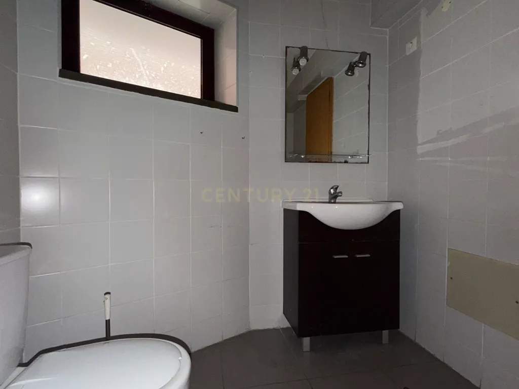 Apartamento T3 com Três Lugares de Estacionamento e Arrecadação, em Setúbal - Image 18