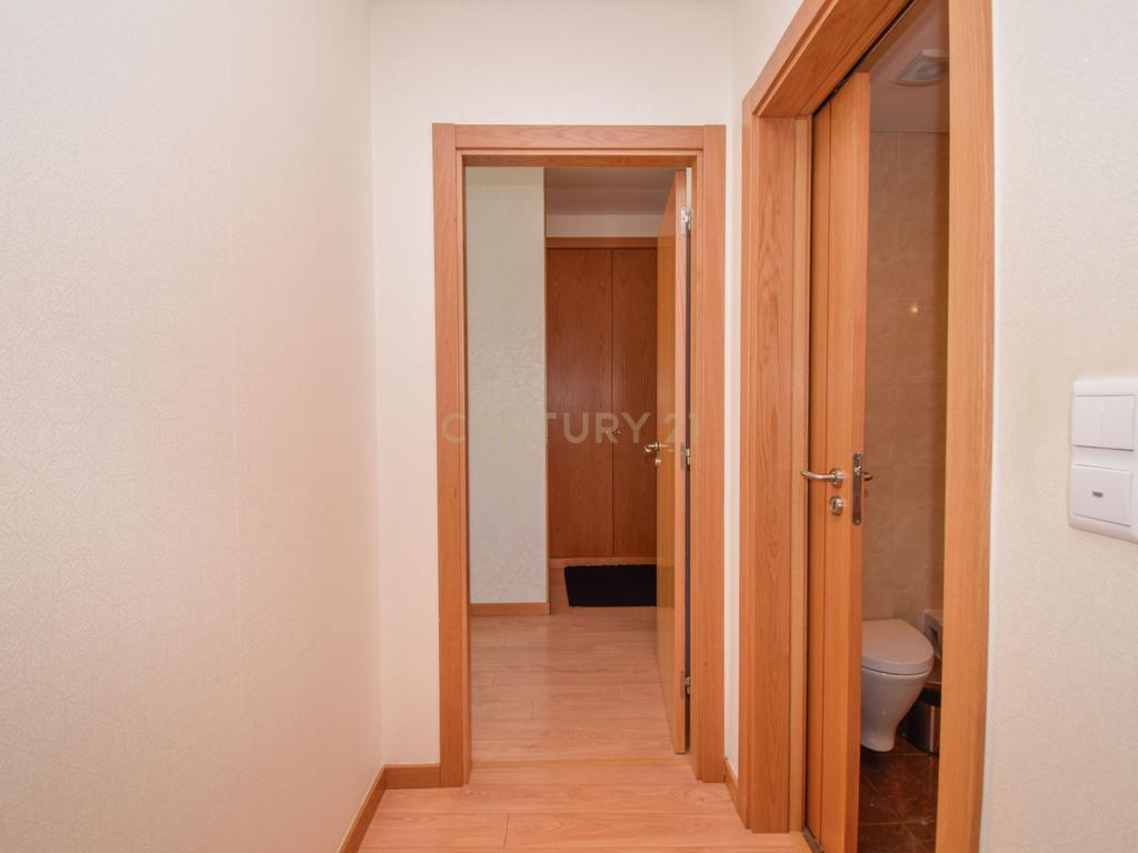 Apartamento T3 com Áreas Generosas e Vista Desafogada - Image 12