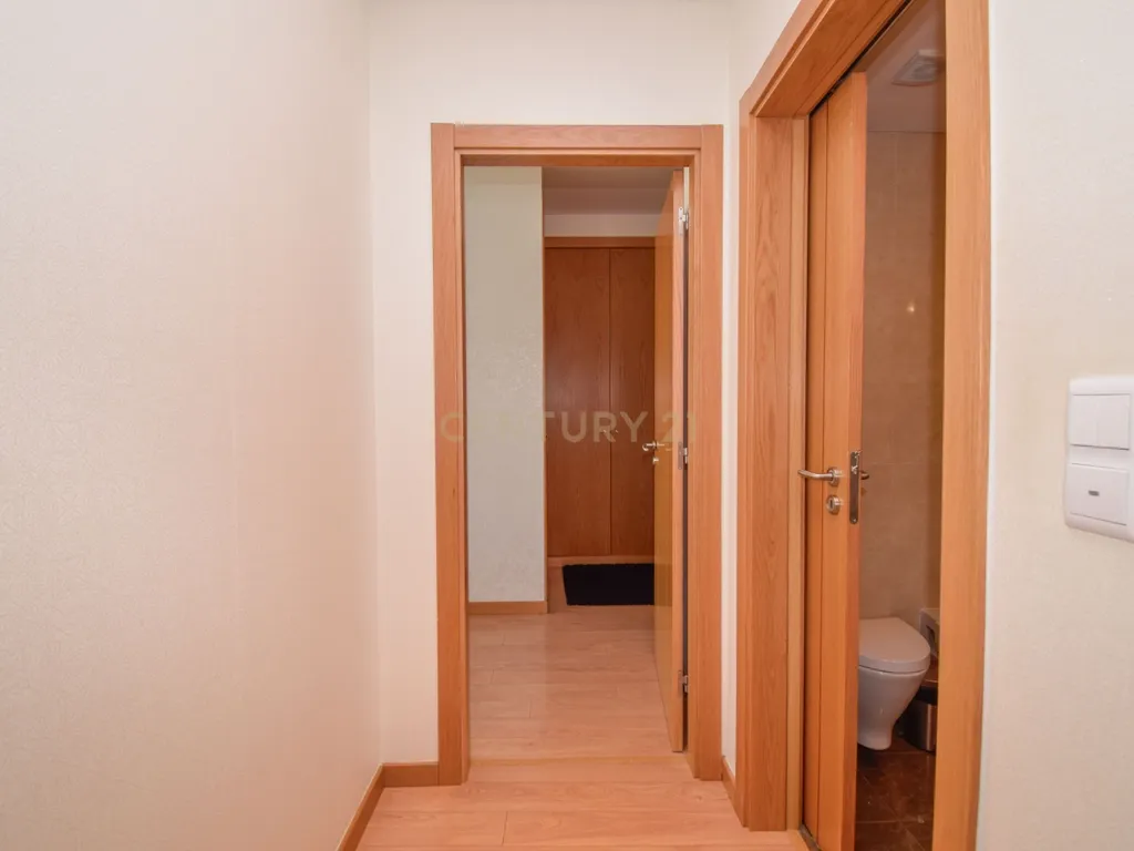 Apartamento T3 com Áreas Generosas e Vista Desafogada - Image 12