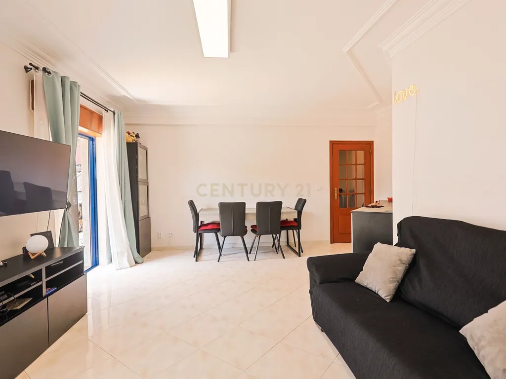 Apartamento T2 nas Quintinhas, Charneca de Caparica, com Terraço e Garagem - Image 19