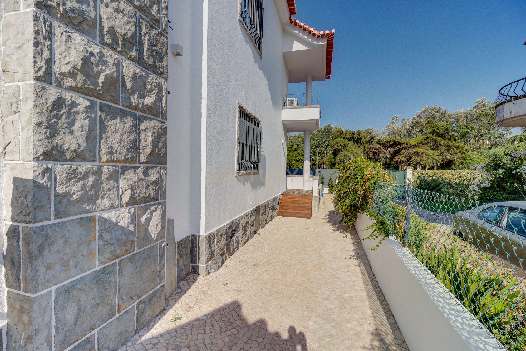 Moradia T4+1 com piscina, terraço e garagem perto da praia - Image 42