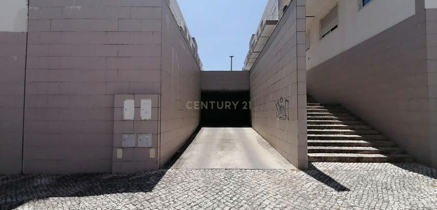 Apartamento T3  em Palhais * IMÓVEL ATUALMENTE ARRENDADO * - Image 9