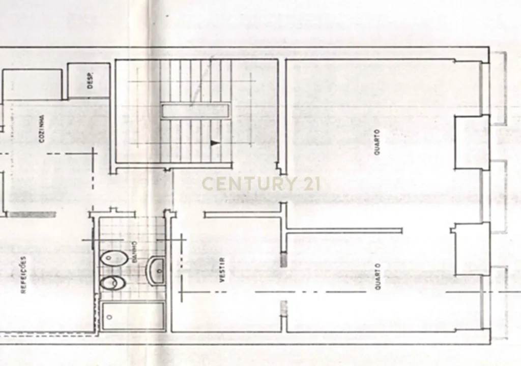 Largo Camões | T2+1 com Charme para Remodelação na Rua do Norte - Image 21