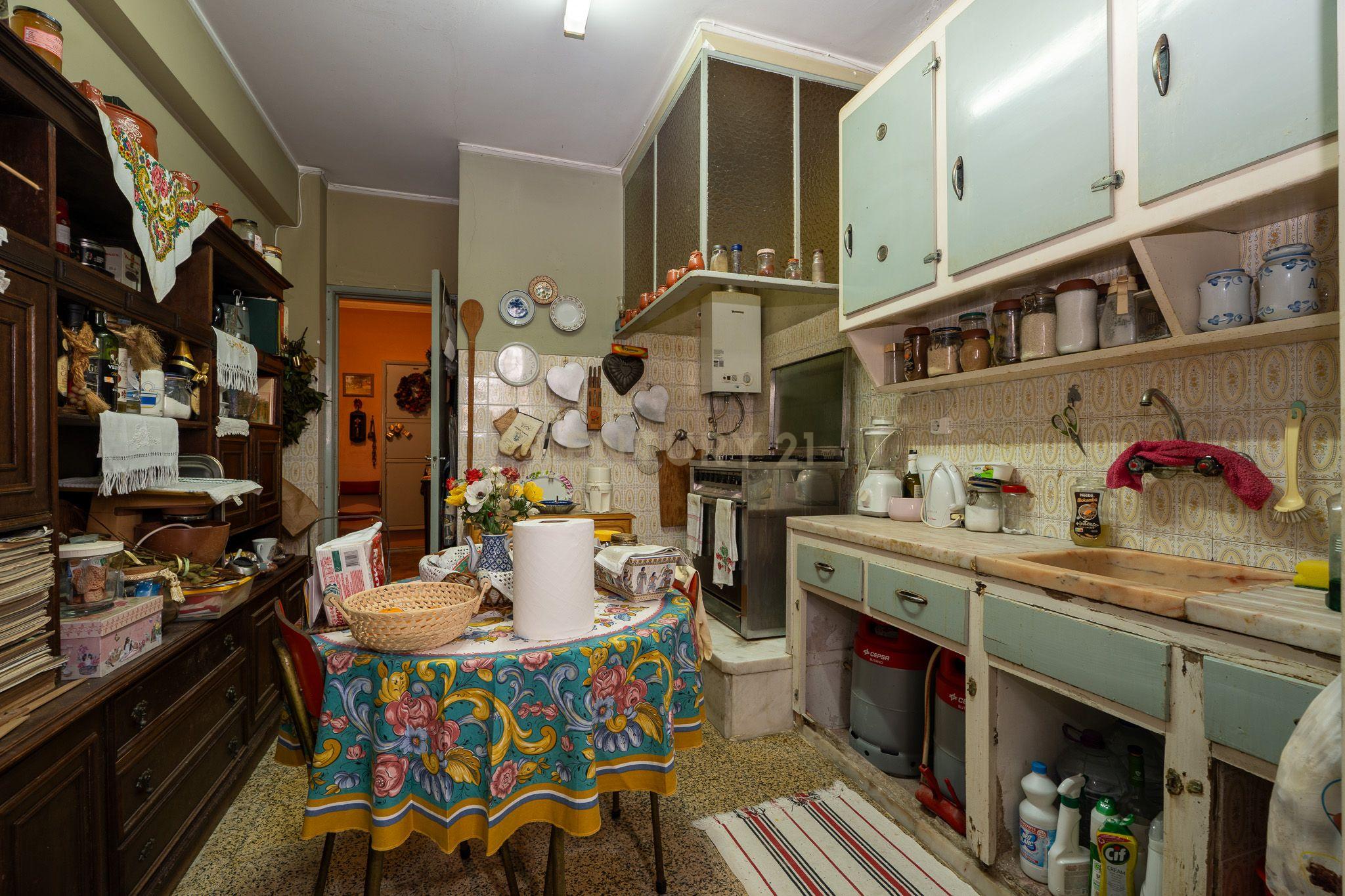 Apartamento de tipologia T3, com cerca de 115 m2, 2 WC, despensa, localizado numa das artérias principais da cidade de Odivelas, mais concretamente na Rua Professor Dr. Augusto Abreu Lopes. - Image 11