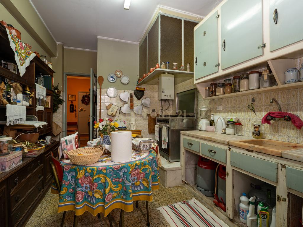 Apartamento de tipologia T3, com cerca de 115 m2, 2 WC, despensa, localizado numa das artérias principais da cidade de Odivelas, mais concretamente na Rua Professor Dr. Augusto Abreu Lopes. - Image 11
