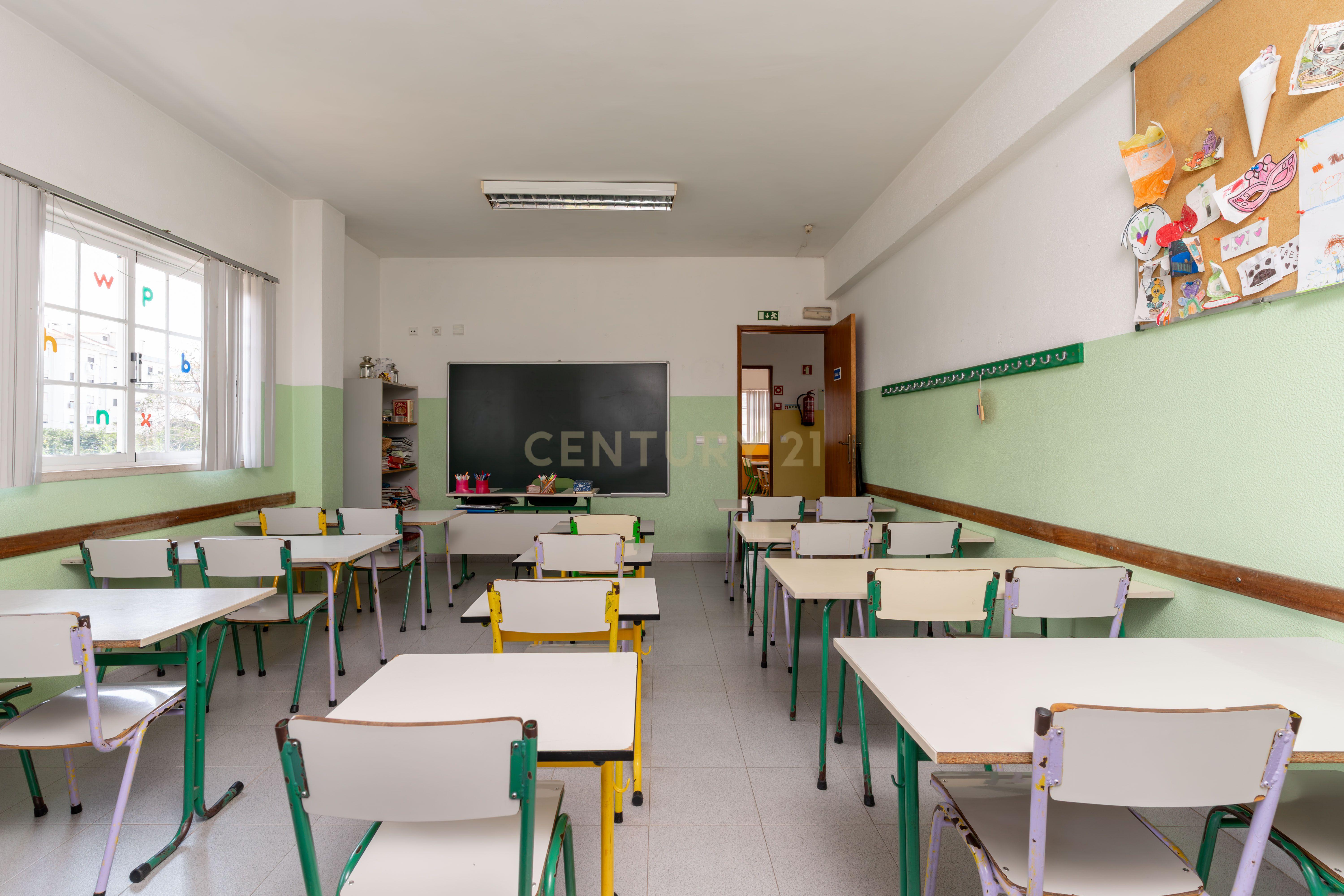 Fotografia 5 de Excelente Oportunidade de Investimento na Arrentela - Espaço Comercial com Potencial