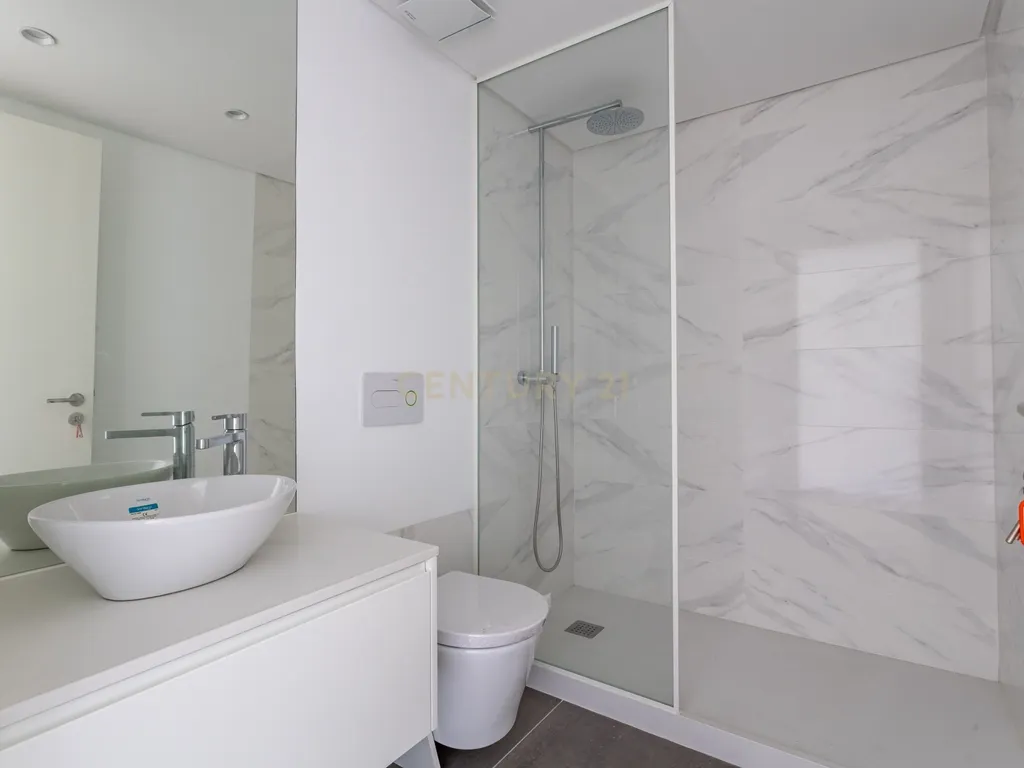 Apartamento T2 novo com varanda Rua Palmira Lisboa - Image 15