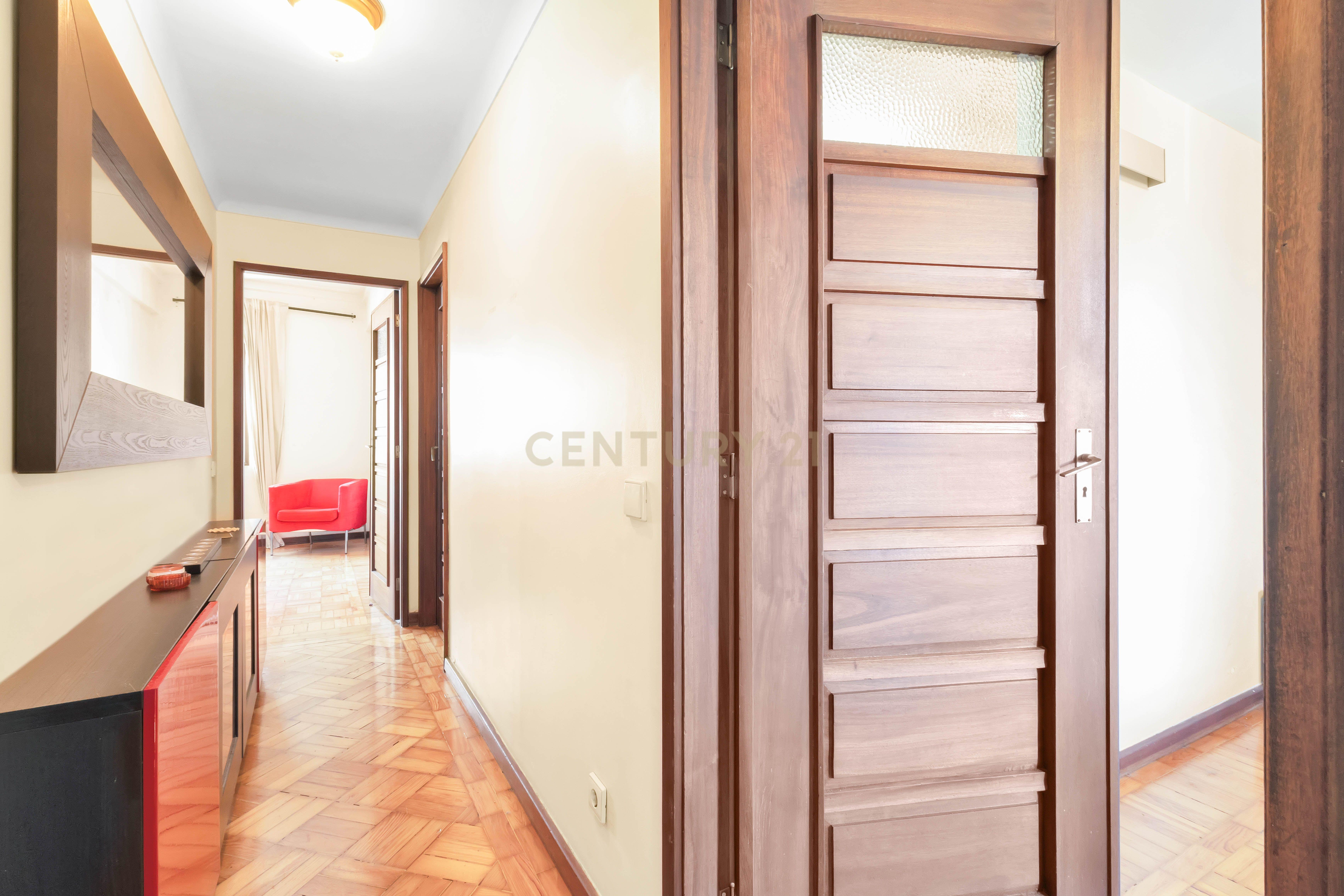 Fotografia 7 de Apartamento T3 mobilado - Prédio Senhorial com Elevador