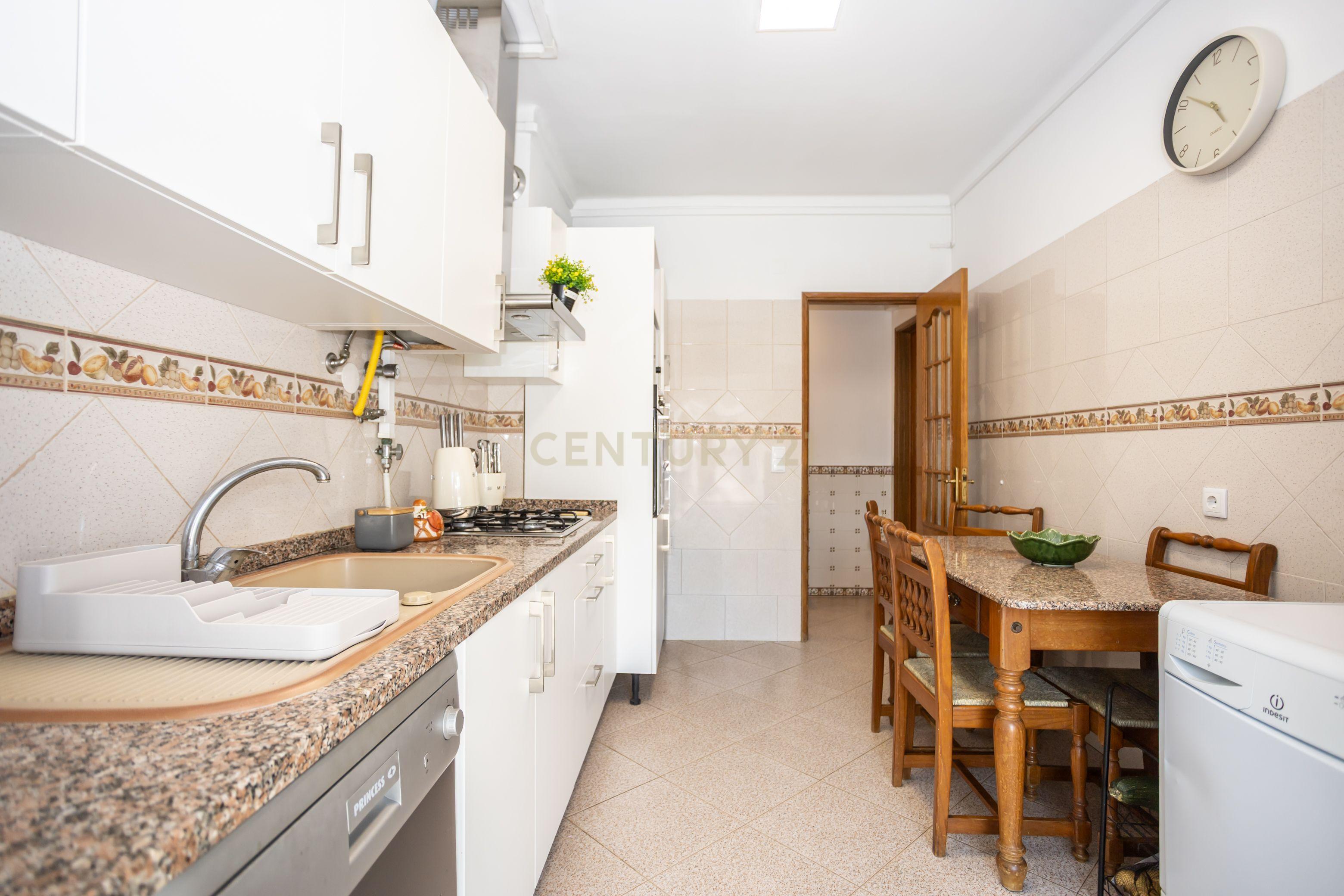 Fotografia 3 de Apartamento T2 com Varanda Cruz de Pau, Amora - Seixal - 0651-06250