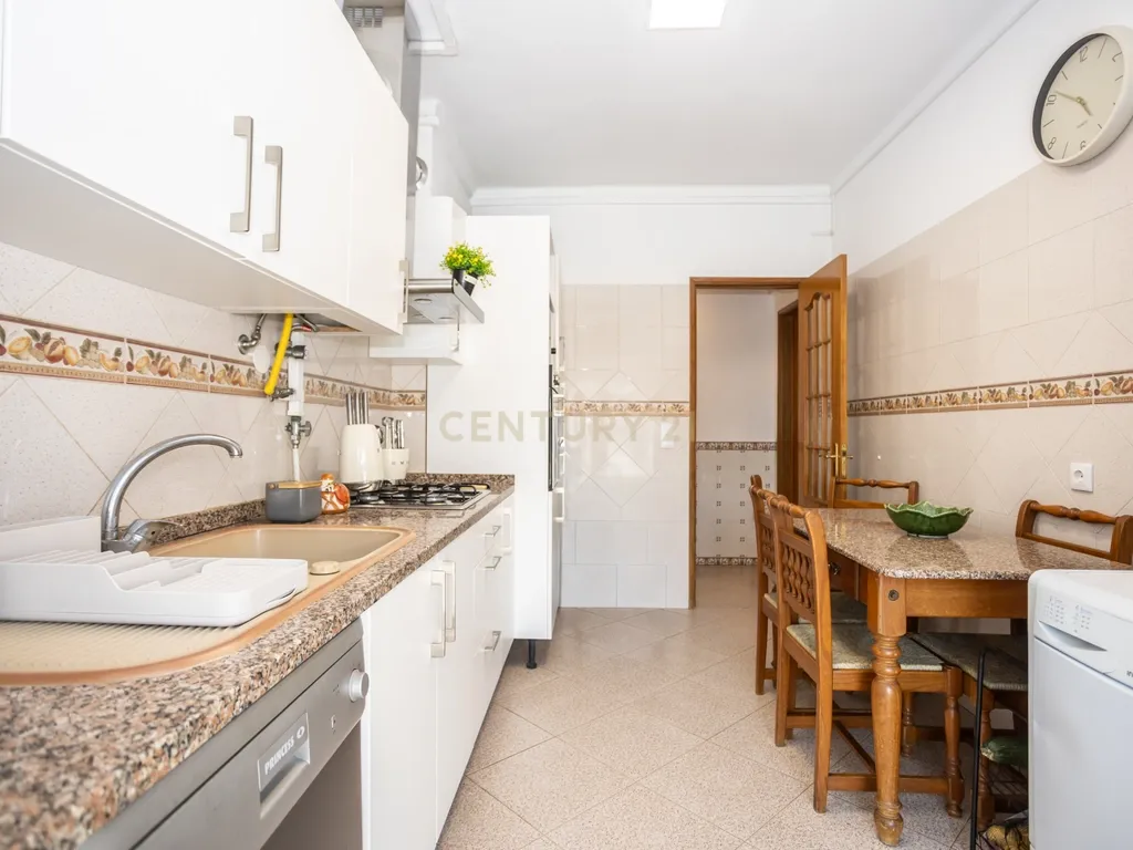 Apartamento T2 com Varanda Cruz de Pau, Amora - Seixal - 0651-06250 - Image 3