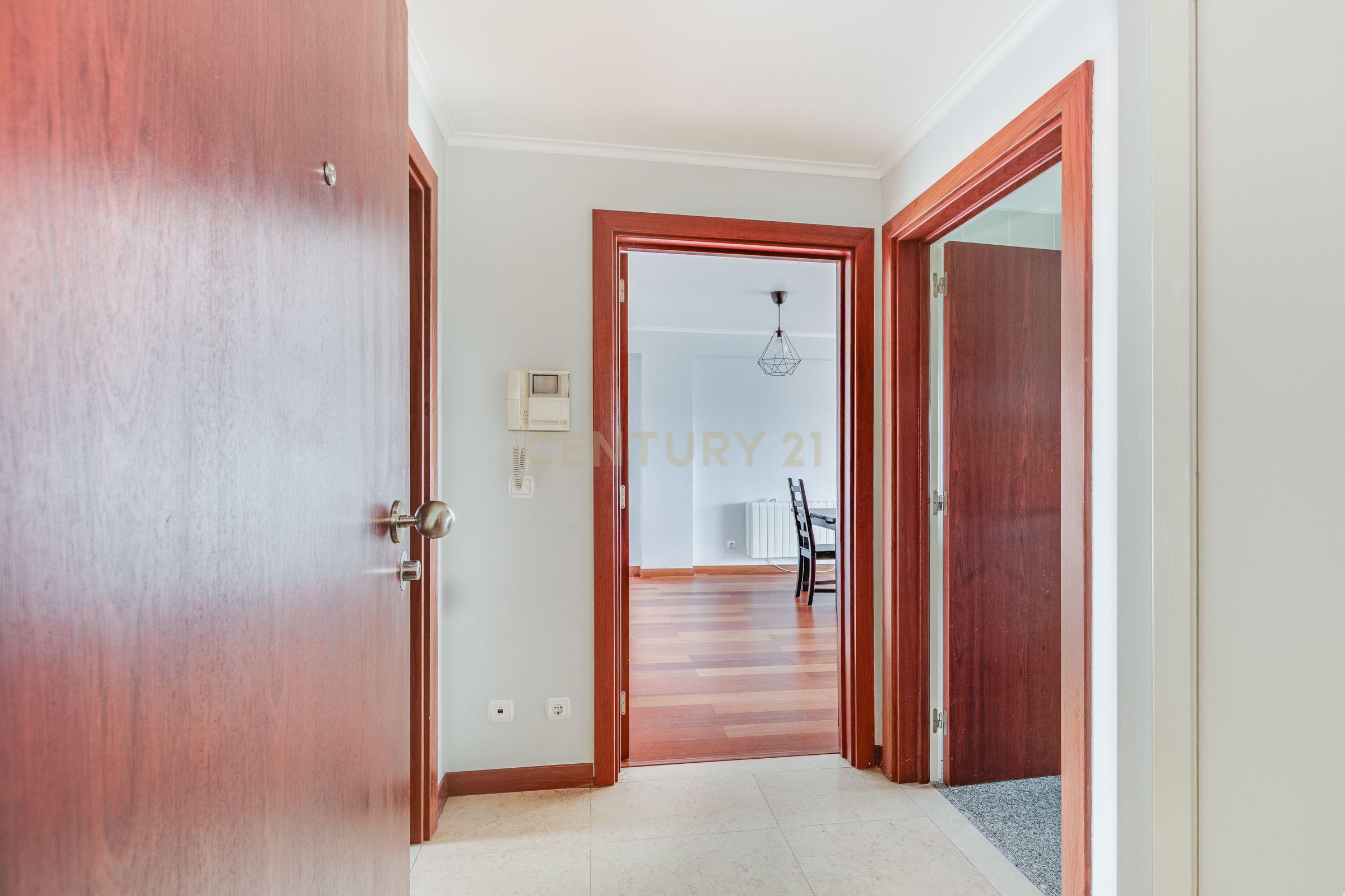 Apartamento T2 com Vista Panorâmica em Lisboa - Image 7
