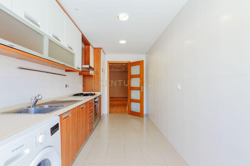 Apartamento T2 em Odivelas com Box e Varanda - Image 9