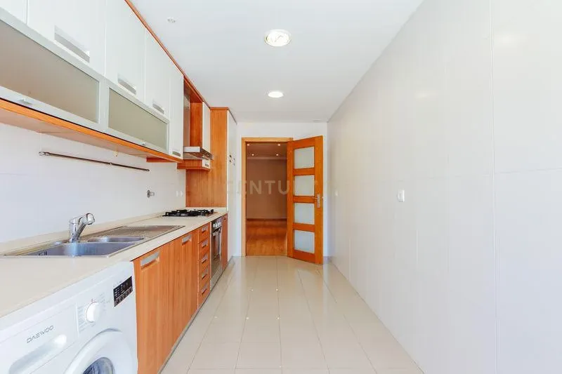 Apartamento T2 em Odivelas com Box e Varanda - Image 9