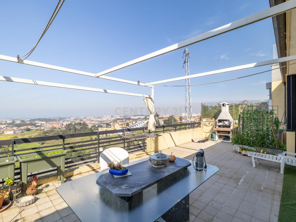 Moradia com Vistas Desafogadas no Centro de Vila Nova de Gaia - Image 12
