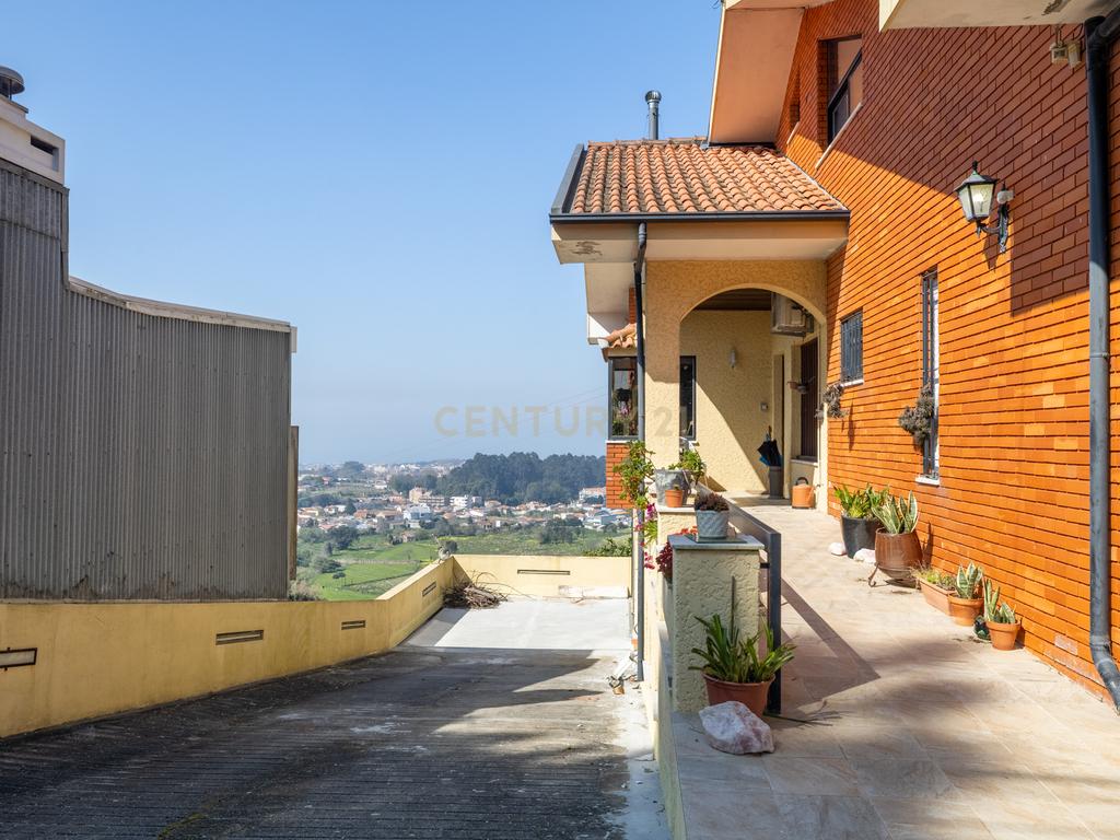 Moradia com Vistas Desafogadas no Centro de Vila Nova de Gaia - Image 5