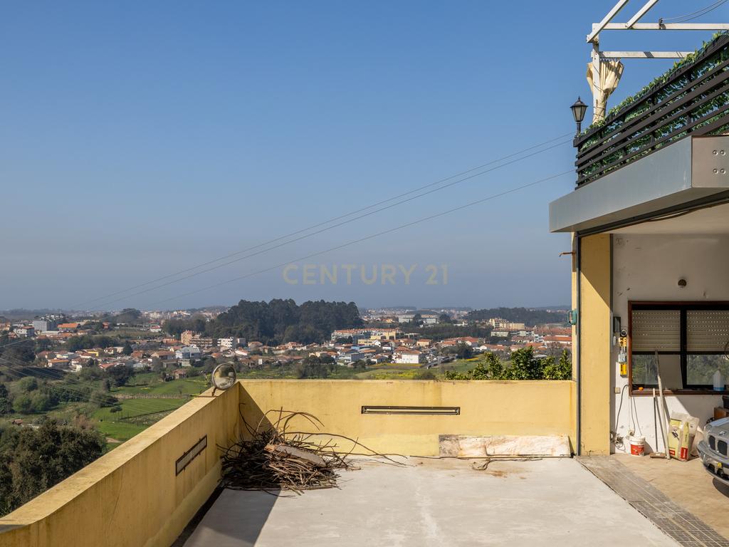 Moradia com Vistas Desafogadas no Centro de Vila Nova de Gaia - Image 9