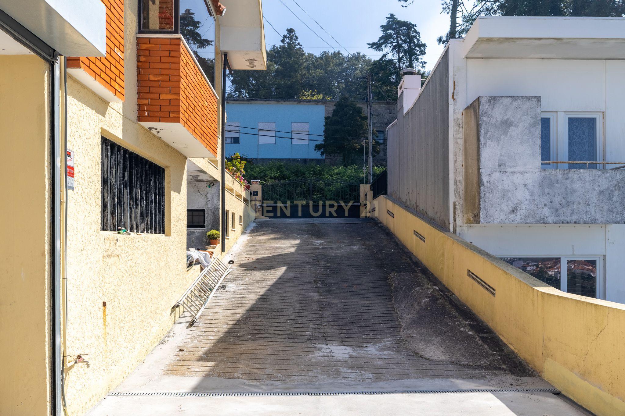 Moradia com Vistas Desafogadas no Centro de Vila Nova de Gaia - Image 8