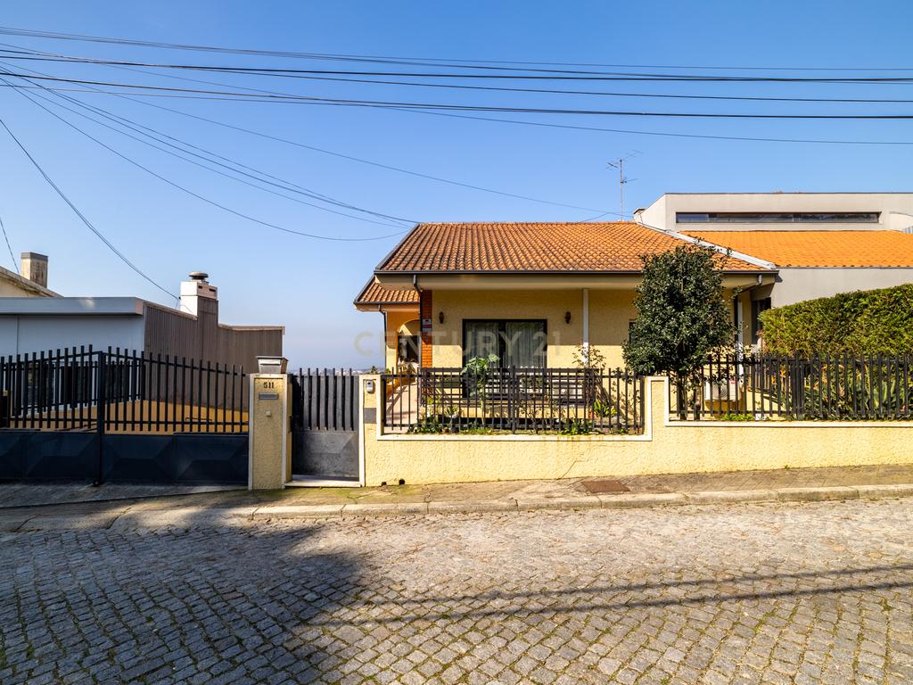 Moradia com Vistas Desafogadas no Centro de Vila Nova de Gaia - Image 1