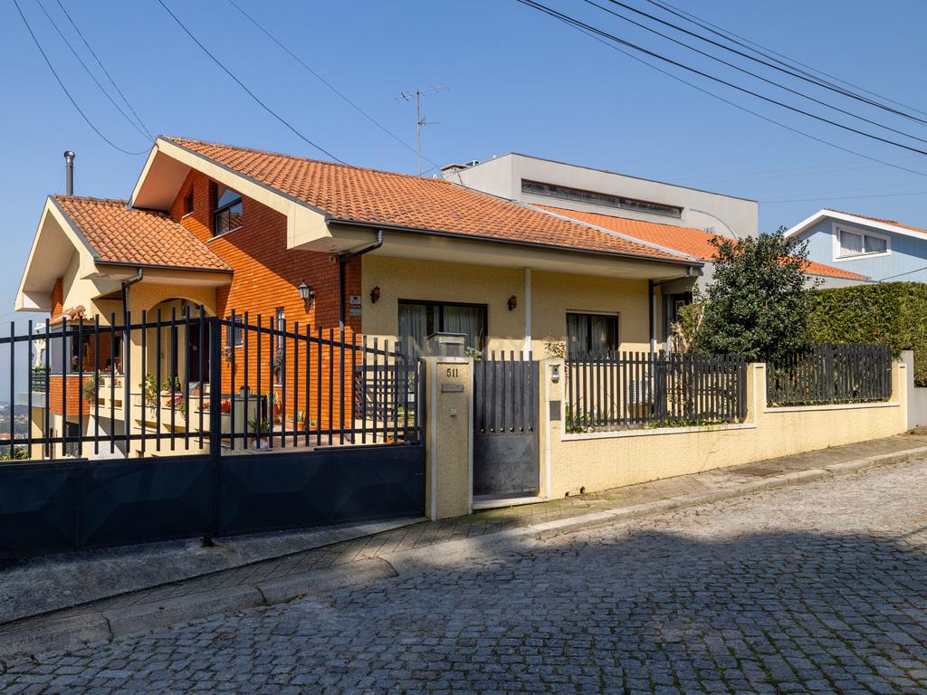 Moradia com Vistas Desafogadas no Centro de Vila Nova de Gaia - Image 2