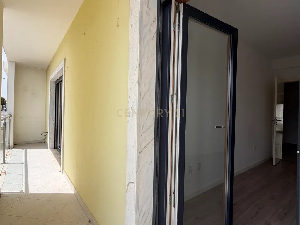 Apartamento T3 com Duas Varandas e Arrecadação, no Pinhal Novo - Image 16