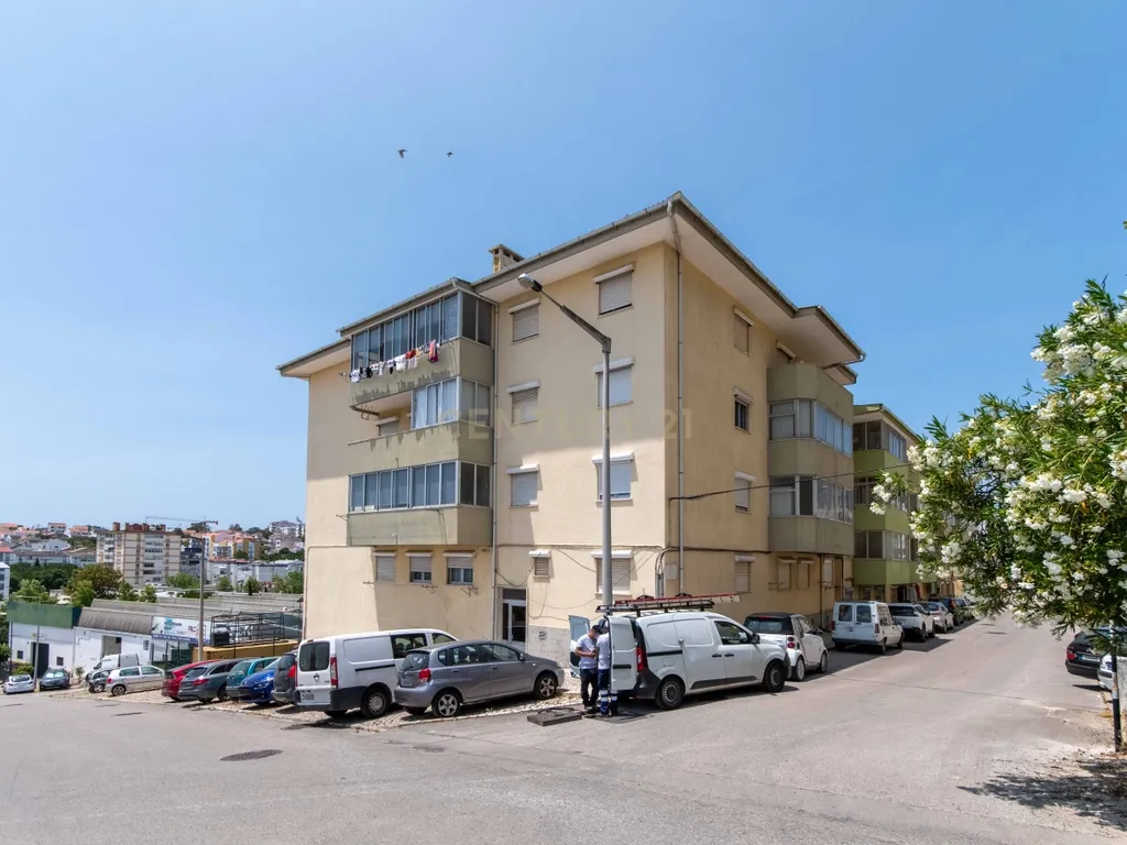 T3 na Sobreda da Caparica – Com Parqueamento e Arrecadação - Image 22