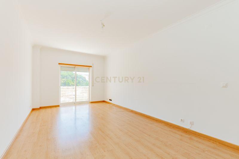 Apartamento T2 em Odivelas com Box e Varanda - Image 6