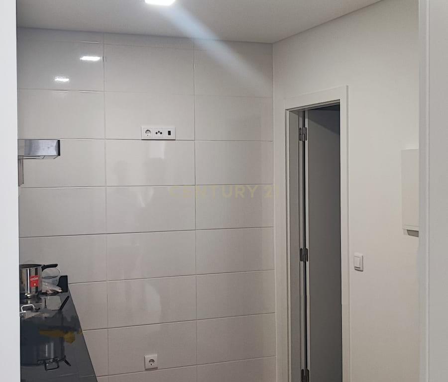PRÉDIO EM PROPRIEDADE TOTAL NO CENTRO HISTÓRICO DE PENICHE – T0, T1 e T2  - Image 4