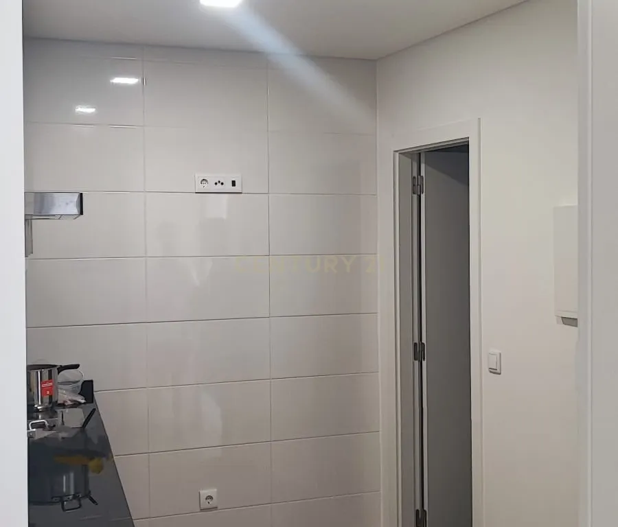 PRÉDIO EM PROPRIEDADE TOTAL NO CENTRO HISTÓRICO DE PENICHE – T0, T1 e T2 - Image 4
