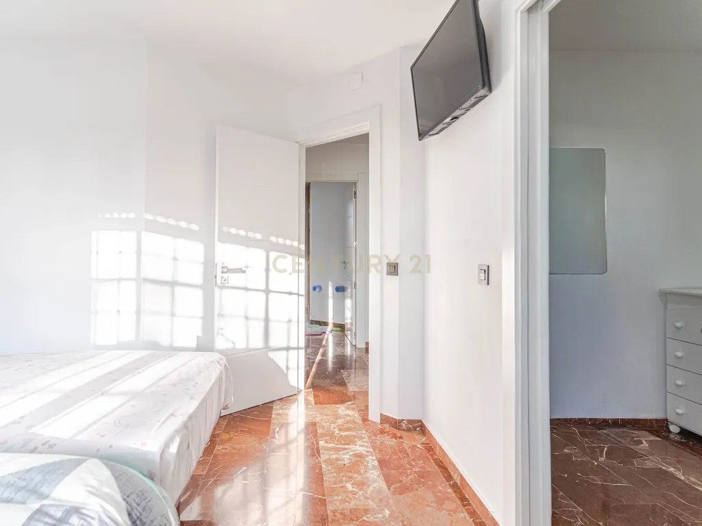 Moradia isolada em Otura com um terreno de 1.250 m², piscina, jardim e espaços para viver em paz - Image 25